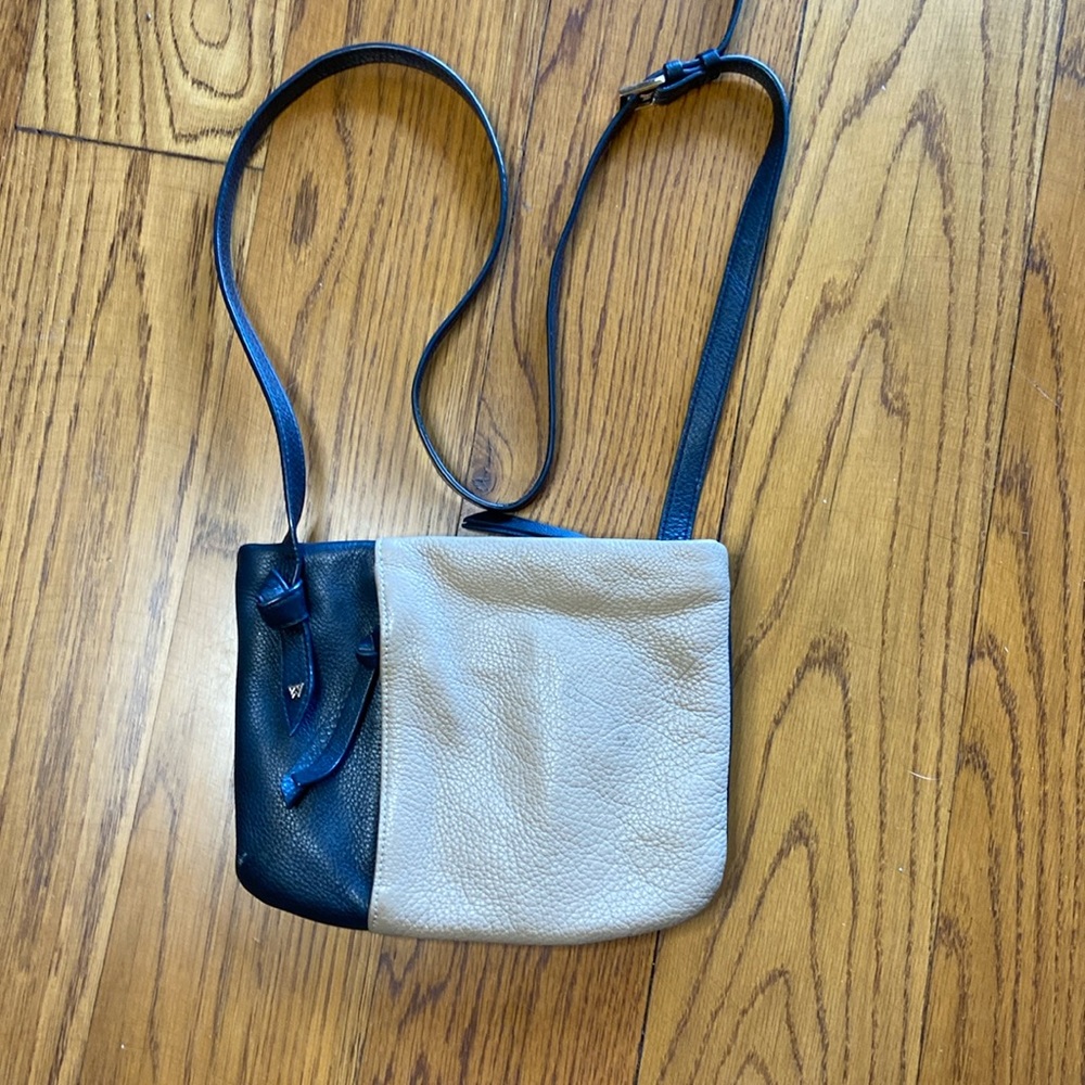 Kelly Wynne leather crossbody purse. Navy & tan.‎